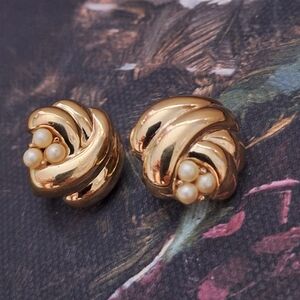 Vintage Crown Trifari Gold Tone Faux Pearl Clip On Earrings